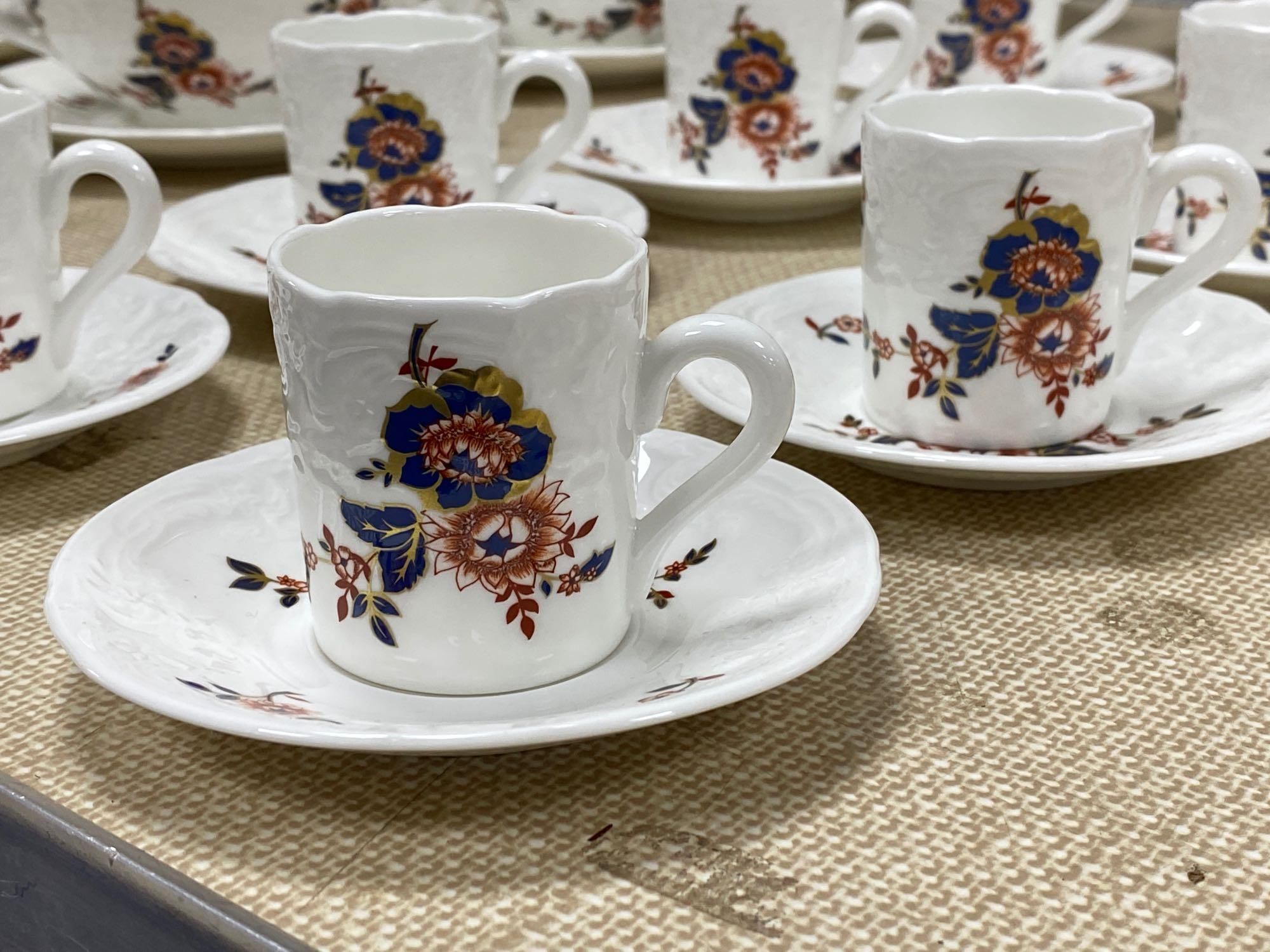 A Coalport St Louis pattern dinner service (8)